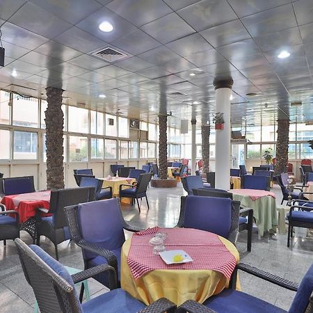 Oyo 366 Waves Hotel アジュマーン エクステリア 写真