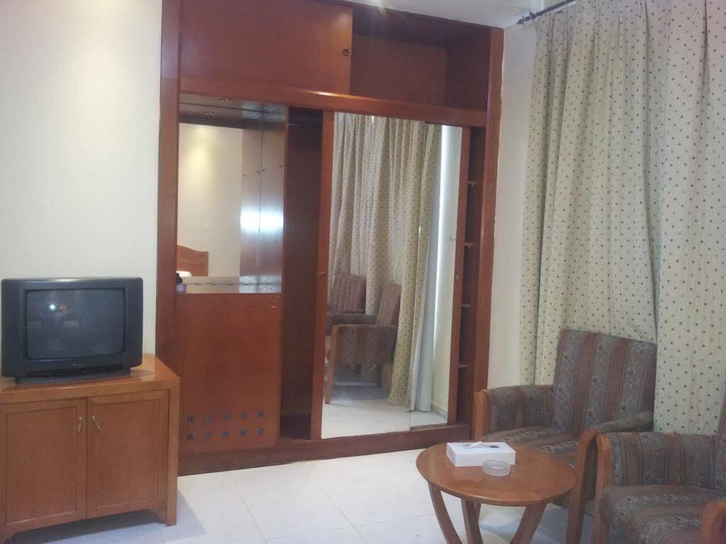 Oyo 366 Waves Hotel アジュマーン エクステリア 写真