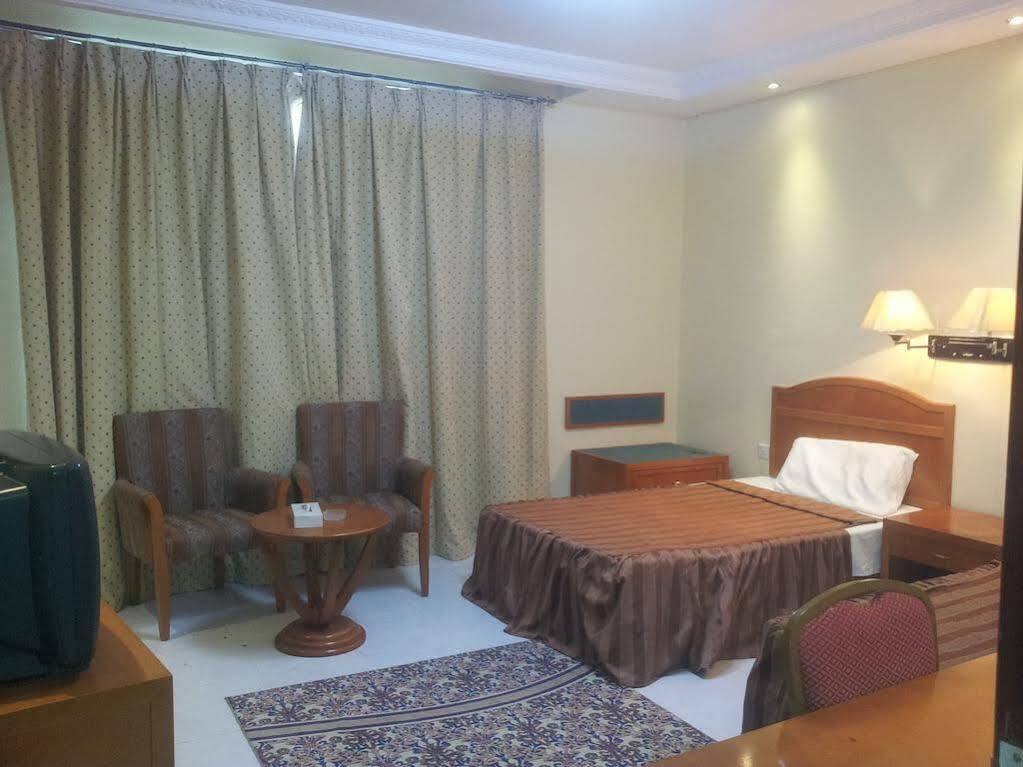 Oyo 366 Waves Hotel アジュマーン エクステリア 写真